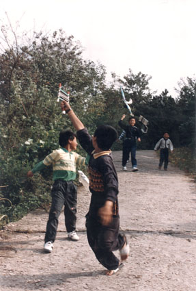 1992kuns_kidskites.jpg